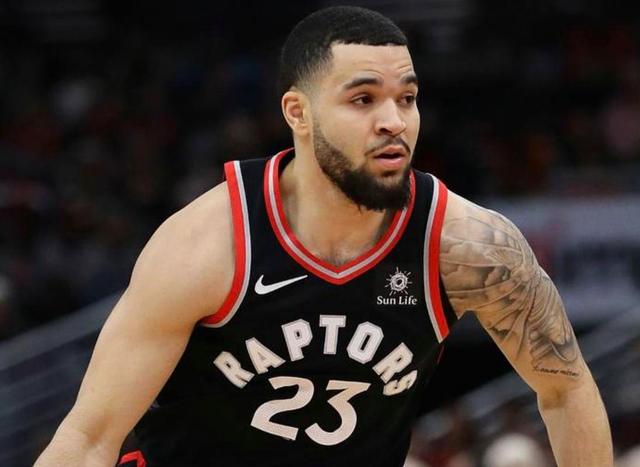 尴尬‍库尔图瓦时隔2年回归比利时队，首战对乌克兰丢3球.